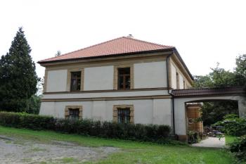 boční průčelí zámečku s průjezdem do dvora ( © Jan P. Štěpánek 08/2016)