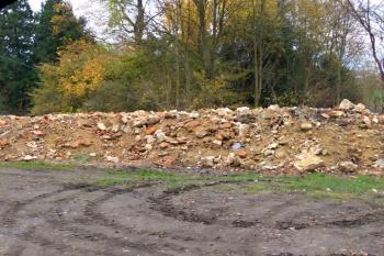 Hromada sutě zbylá po nelegální demolici traktu se zámeckou kaplí (© Jan P. Štěpánek 10/2017)
