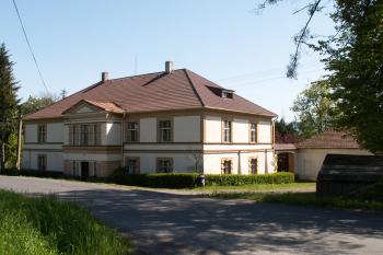 Pohled na průčelí zámku od hlavní cesty (vpravo snímku pak budova zámecké kaple) (© Miroslav BITTER 2005)