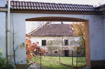 Zámecký průjezd na dvůr (v pozadí pak chátrající budova tehdejšího zámeckého dvora) (© Miroslav BITTER 2005)