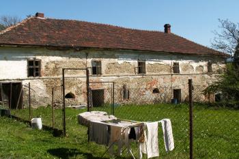 Celkový pohled na chátrající budovu tehdejšího zámeckého dvora (© Miroslav BITTER 2005)