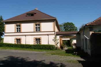 Pravá strana zámku s průjezdem na zámecký dvůr (vpravo snímku pak budova chátrající zámecké kaple) (© Miroslav BITTER 2005)
