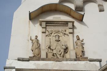Reliéf císaře Rudolfa II. na východní straně věže (© Ivan Grisa, 03/2007)