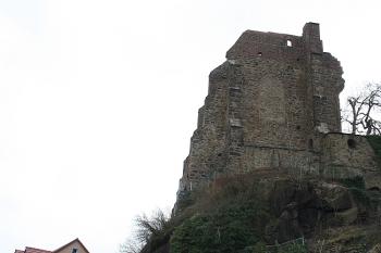 Západní průčelí z cesty od hradu ke Sprévě (© Ivan Grisa, 03/2007)