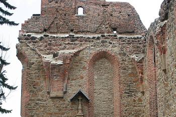 Západní průčelní stěna - pohled od vítězného oblouku (© Ivan Grisa, 03/2007)