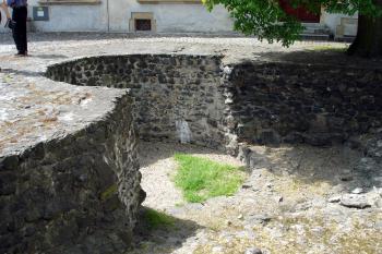 Odkryté základy středověkého válcového bergfritu ( © Iva Spurná 7.5.2007)
