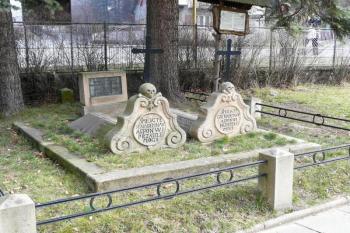 pohled na hroby portášů od valašskobystřického kostela ( © Jan P. Štěpánek 04/2008)