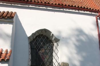 Barokní okno v jižní stěně lodi ( © Ivan Grisa 09/2009)