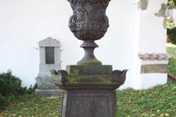 Litinový náhrobek před západním průčelím ( © Ivan Grisa 09/2009)