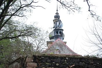 Kostel od východu přes trosky márnice (© Ivan Grisa, 11/2008)