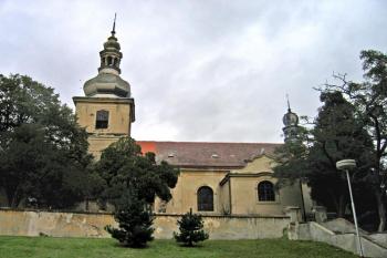 Pohled na kostel s přístupovým schodištěm ( © Pavel Vítek 09/2009)