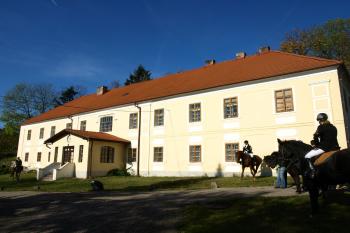 zámek od jihovýchodu ( © Milan Caha 11/2008)