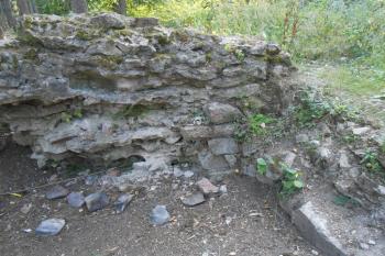 detail nároží místnosti s klasovým zdivem, styk nádvorní zdi a příčky (© Jan Večeřa, 08/2015)