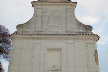 západní průčelí kostela (© Stanislav Drda 12/2022)