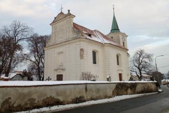 pohled na kostelní areál od hlavní silnice (© Stanislav Drda 12/2022)