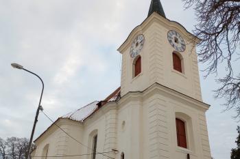 pohled na kostelní areál od hlavní silnice (© Stanislav Drda 12/2022)