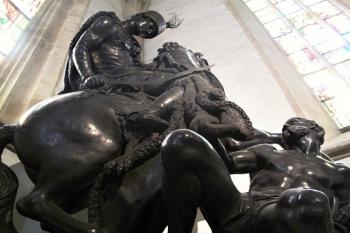 sousoší sv. Martina od mistra Donnera - jediný pozůstatek někdejšího honosného barokního hlavního oltáře ( © Jan P. Štěpánek 08/2011)