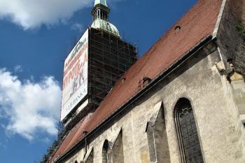 jižní fronta katedrály s pozdně gotickým vstupem ( © Jan P. Štěpánek 08/2011)