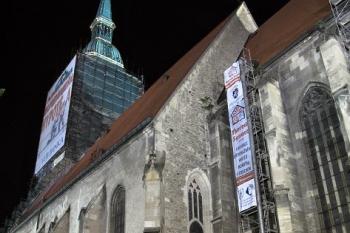 jižní fronta katedrály při odehrávající se termosanaci krovů presbyteria ( © Jan P. Štěpánek 08/2011)