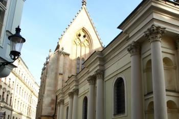 boční průčelí kostela ( © Milan Caha 11/2008)