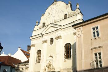 barokní průčelí kostela s Immaculatou nad portálem a neobarokním kovaným křížem ( © Milan Caha 11/2008)