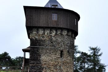 Pohled na bateriovou věž od východu. ( © Radovan Smokoň 10/2010)