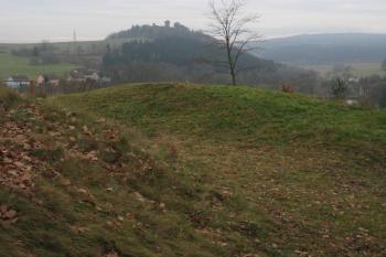 Hartenštejn z Hungerberku, v popředí val a příkop (© Zdeněk Susa, 11/2011)