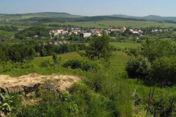 výhled z Hartenštejna na Bochov (© Daniela Endrštová, 6/2006)