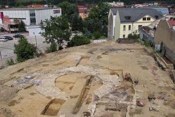 pohled na odkryté zbytky zdí hradu - stav 27. 6. 2008 ( © Jozef Feiler 06/2008)