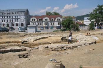 zbytky zdí hradu - okrouhlá věž, stav 23. 6. 2006 ( © Jozef Feiler 06/2008)