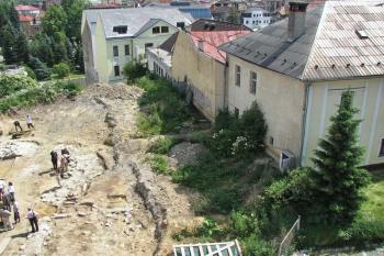 zdi vedoucí ke staré faře (budova vpravo) (© Jozef Feiler 06/2008)