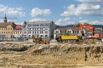 stroje z 20. století likvidující hrad z 13. století - stav červenec 2008 (© Jozef Feiler 07/2008)