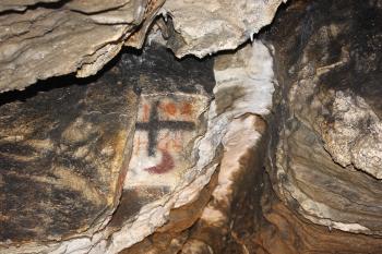 V jeskyni se nachází tisíce kreseb a nápisů z nichž je nejstarší datován r. 1519. (© Luděk Vláčil 07/2020)