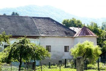 jižní nárožní věžice s částí zachovalého sz. křídla ( © Jan P. Štěpánek 08/2008)