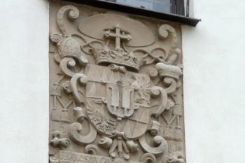 kamenná deska s erbem Františka z Dietrichštejna na průčelí radnice ( © Jan P. Štěpánek 08/2008)