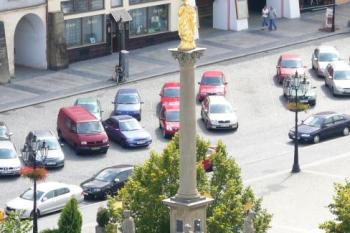 pohled na sloup z veže zámku ( © Jan P. Štěpánek 08/2008)