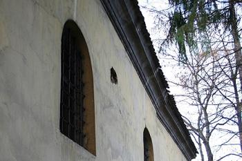 Severní bok kostela s viditelným zlomem v prodloužení lodi (© Ivan Grisa, 11/2008)