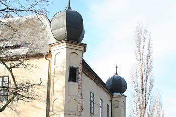 Severní průčelí zámku (© Ivan Grisa, 11/2008)