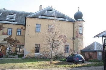 Dvorní průčelí jižního křídla zámku (© Ivan Grisa, 11/2008)