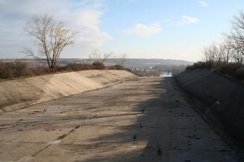 Koryto havarijního výtoku (© Ivan Grisa, 11/2008)