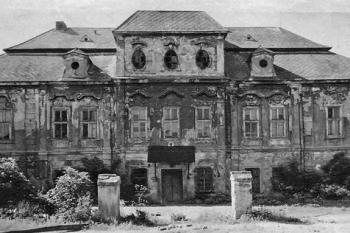 jižní průčelí zámku roku 1972 (© Kaadner Heimatbrief)