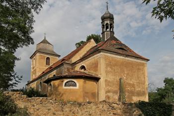 kostel od jihovýchodu ze silnice (© Pavel Zany Komárek 4. 8. 2012)