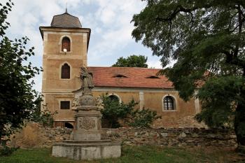 kostel se sochou sv. Jana Nepomuckého od jihu (© Pavel Zany Komárek 4. 8. 2012)
