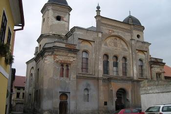 Hlavní průčelí od západu (© Ivan Grisa, 12/2004)