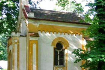 Kaplička v parku u evangelického kostela ( © Pavel Vítek 08/2006)