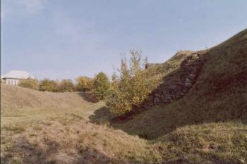 Severní strana příkopu se zbytky vstupní brány (© Šemík 10/2003)