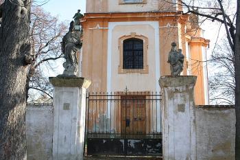 Brána na bývalý hřbitov (© Ivan Grisa, 11/2008)