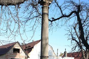 Boží muka z roku 1694 severně od kostela (© Ivan Grisa, 11/2008)