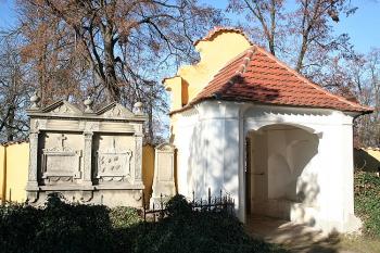 Vstupní brána na hřbitov, pohled od kostela (© Ivan Grisa, 11/2008)