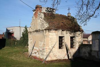 Márnice u zdi mezi starou a novou částí hřbitova, východně od kostela (© Ivan Grisa, 11/2008)